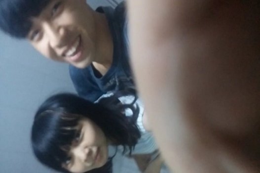 Em nữ sinh áo xanh khuấy động căn phòng với phong cách táo bạo